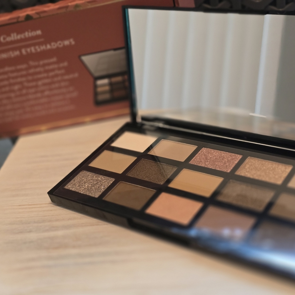 NIB Laura Geller The Casual Collection Gold Standard 15 Multi Eyeshadow Palette